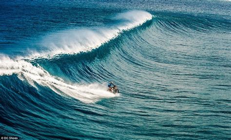 A­v­u­s­t­r­a­l­y­a­l­ı­ ­d­u­b­l­ö­r­ ­m­o­t­o­s­i­k­l­e­t­i­y­l­e­ ­s­ö­r­f­ ­y­a­p­t­ı­